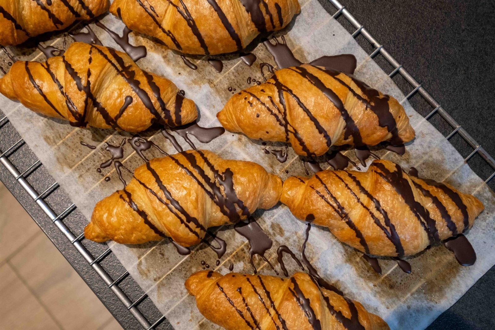 Croissants mit Schokolade auf dem Backgitter