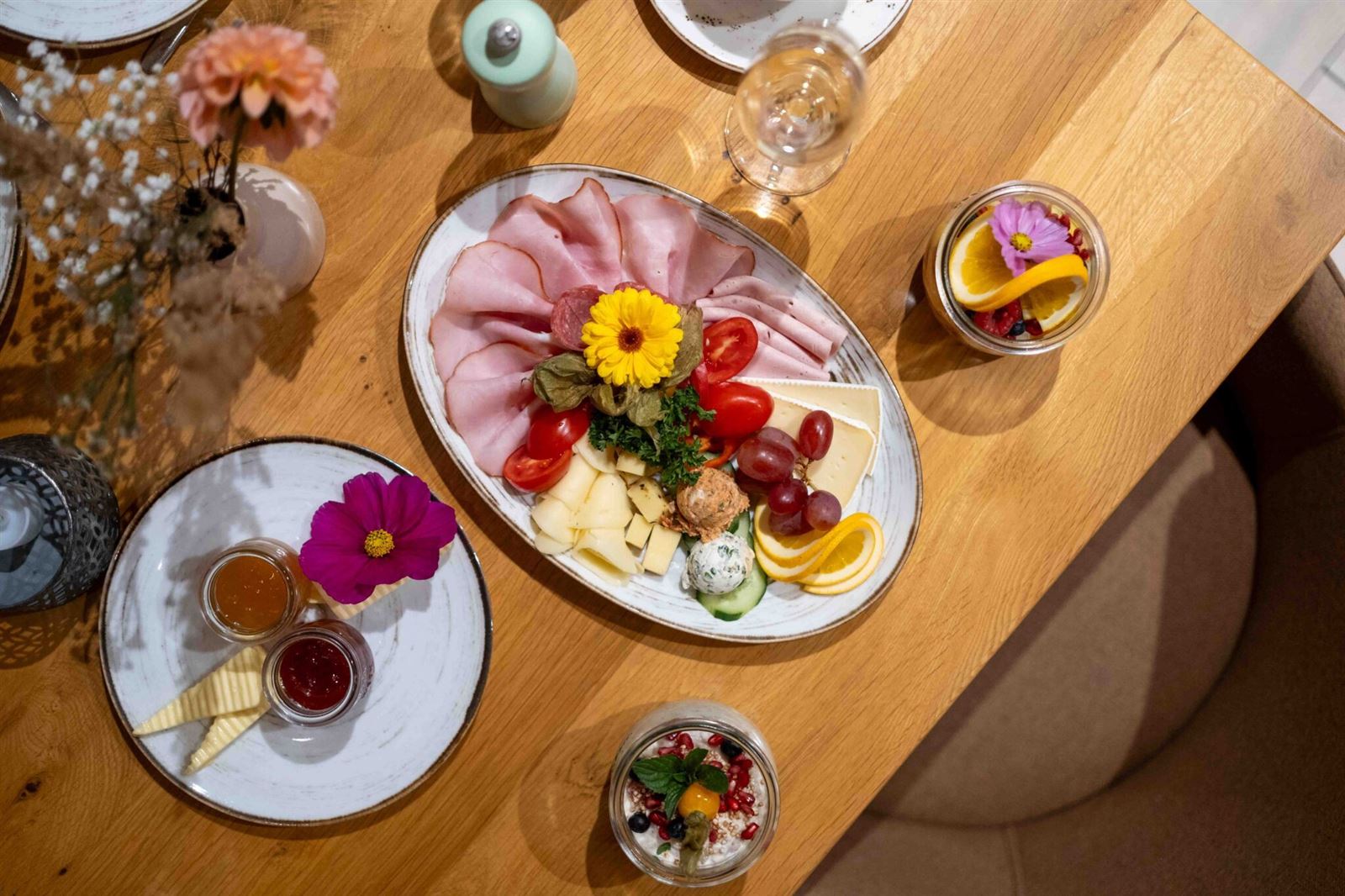 Angerichteter Frühstücksteller im Hofcafé