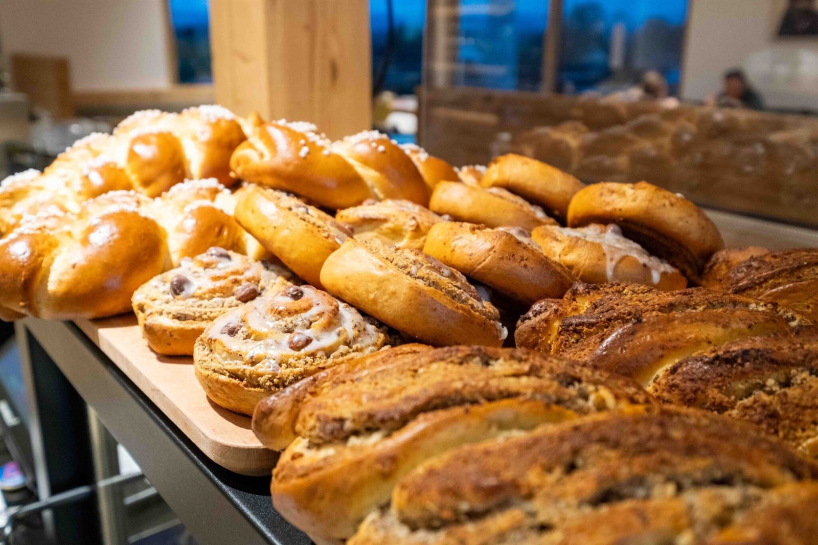 Frisches Gebäck in der Auslage von Härle’s Hofcafé