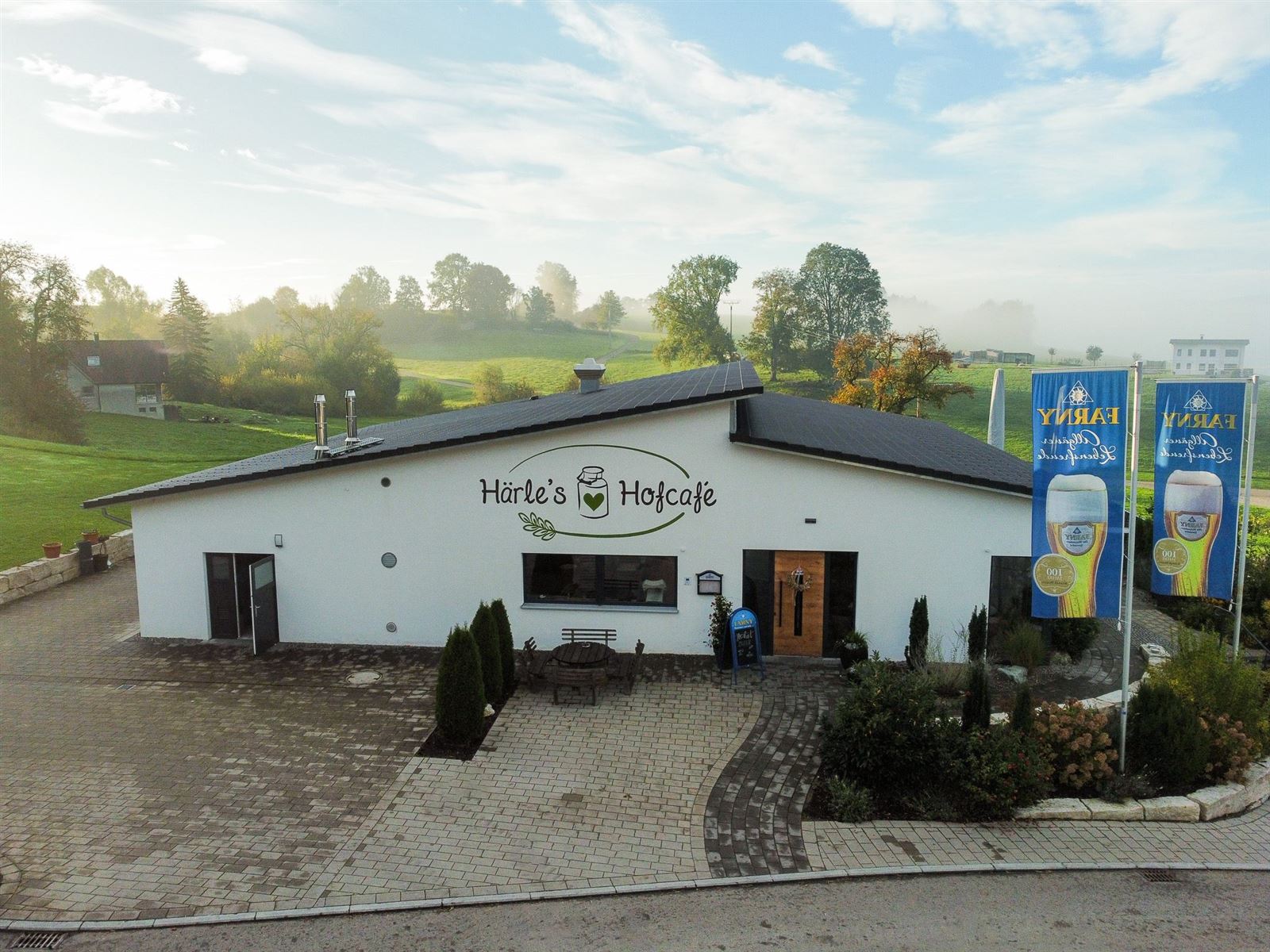 Härle’s Hofcafé in Laubbach mit Blick über das Land