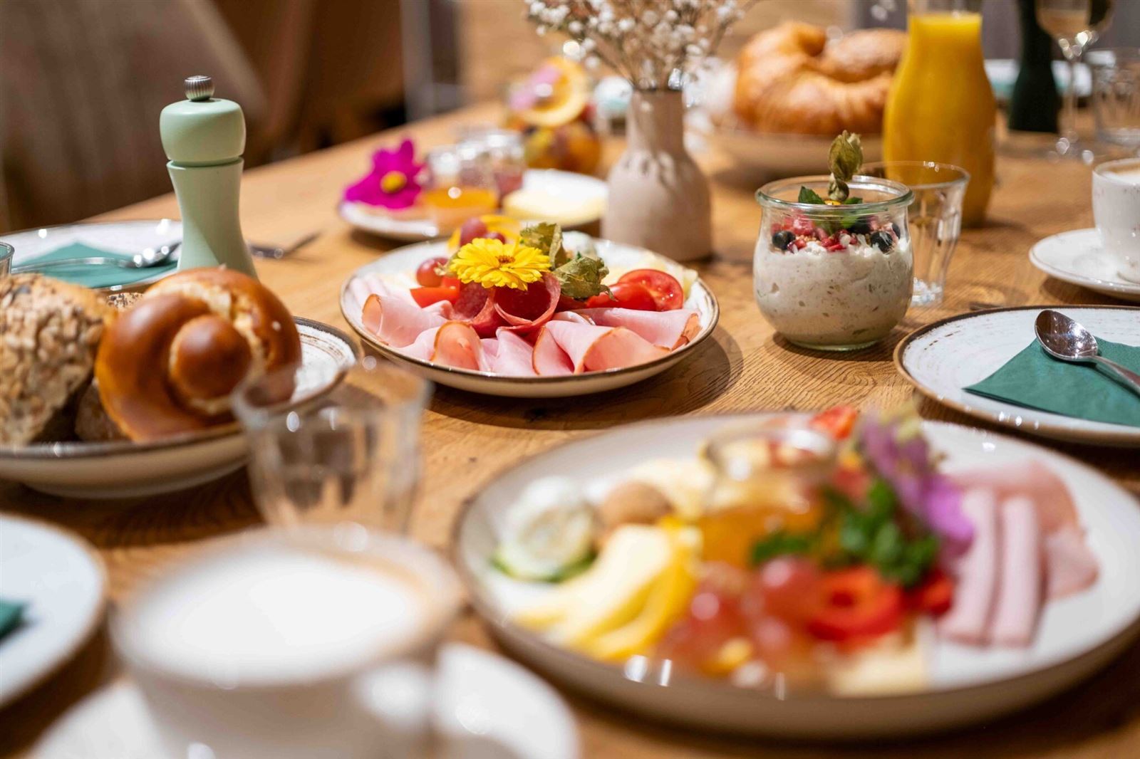 Frühstück aus der Küche von Härle’s Hofcafé, angerichtet auf dem Tisch