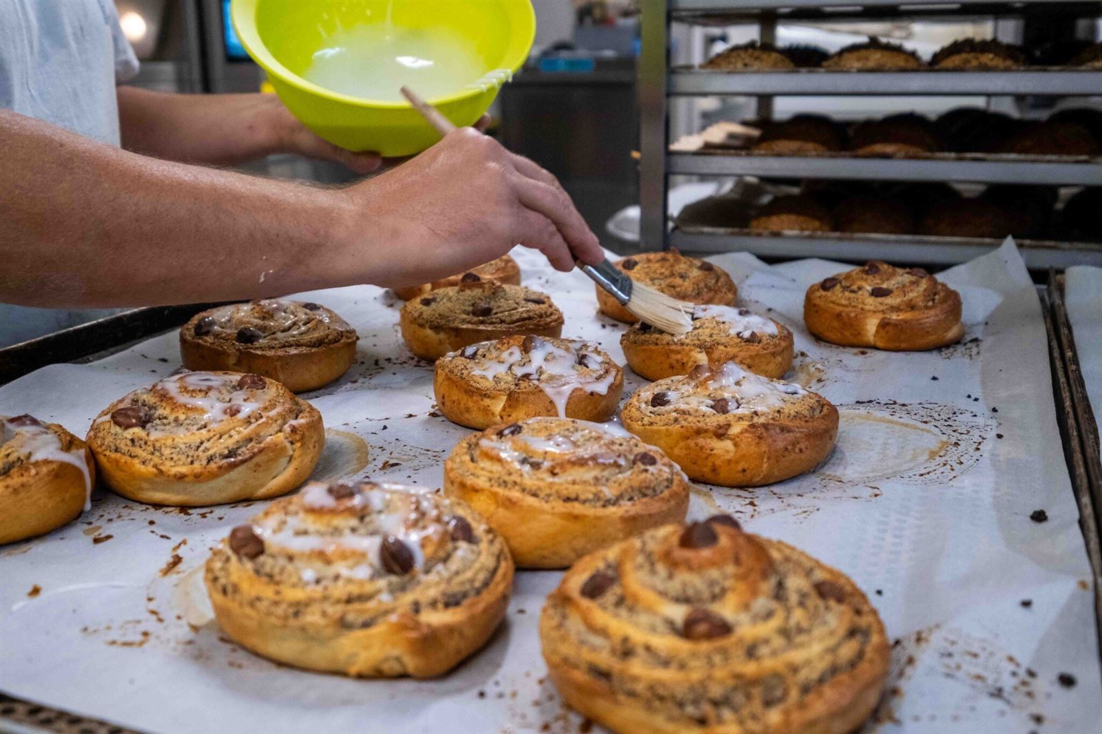 Schnecken werden in der Backstube glasiert